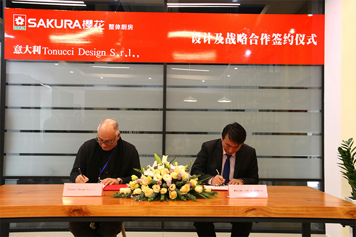 SAKURA樱花总经理黄耀庆（右）与Tonucci Design S.r.l.,设计公司创始人Tonucci（左）正式签署战略合作协议